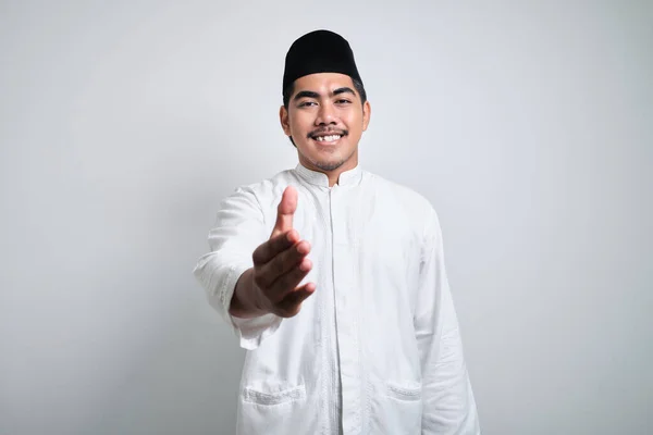 Azjatycki Muzułmanin Białym Ubraniu Modlitewnym Stojący Nad Odizolowanym Białym Tłem — Zdjęcie stockowe