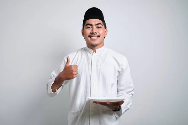 Pria Muslim Asia Yang Tersenyum Melihat Kamera Menampilkan Gerakan Jempol — Stok Foto
