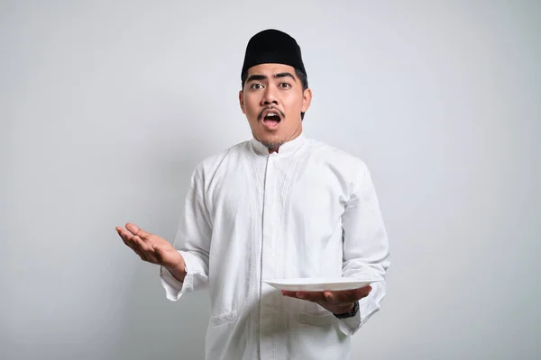 Pria Muslim Asia Yang Terkejut Melihat Kamera Mempresentasikan Sesuatu Piring — Stok Foto