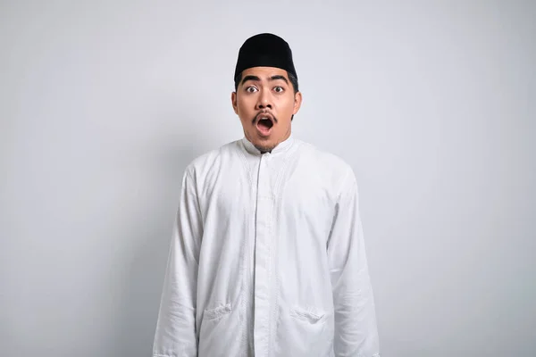 亚洲穆斯林男子震惊的手势无法相信他所看到的 忧虑的表情 在白色背景下 — 图库照片