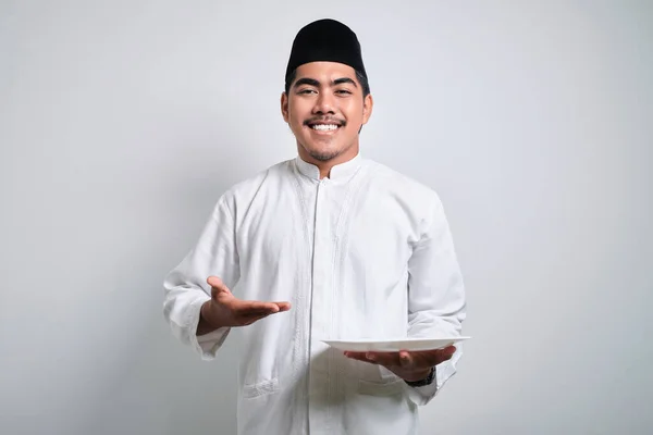 Pria Muslim Asia Tersenyum Melihat Kamera Menyajikan Sesuatu Piring Makan — Stok Foto