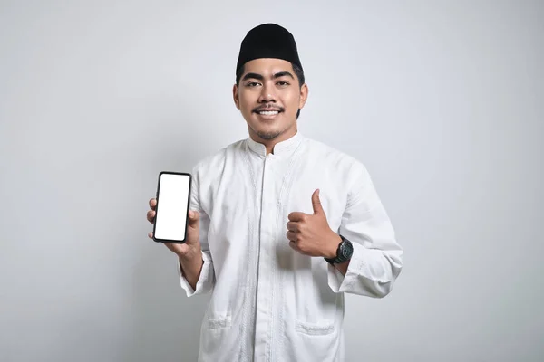 Leende Ung Asiatisk Muslimsk Man Tummen Upp Samtidigt Visar Tom — Stockfoto