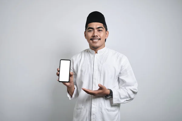 Leende Ung Asiatisk Muslim Man Peka Finger Tom Vit Display — Stockfoto
