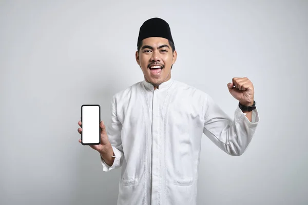 Podekscytowany Młody Azjatycki Muzułmanin Pokazuje Ekran Telefonu Komórkowego Świętuje Sukces — Zdjęcie stockowe