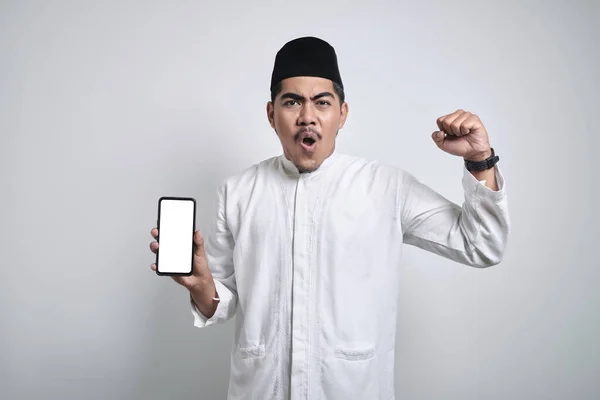Heyecanlı Asyalı Genç Müslüman Adam Cep Telefonu Ekranı Gösteriyor Beyaz — Stok fotoğraf