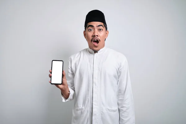 Překvapený Mladý Asijský Muslim Ukazuje Prázdný Displej Mobilní Telefon Obrazovky — Stock fotografie