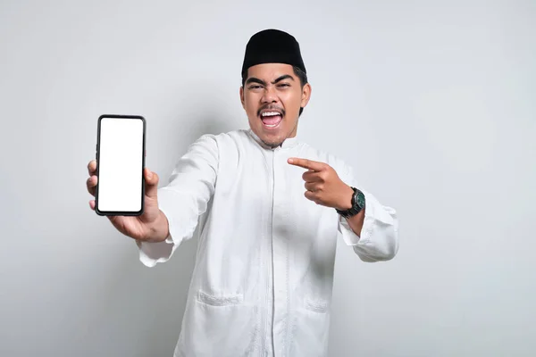 Surpris Jeune Homme Musulman Asiatique Pointant Doigt Écran Blanc Vide — Photo