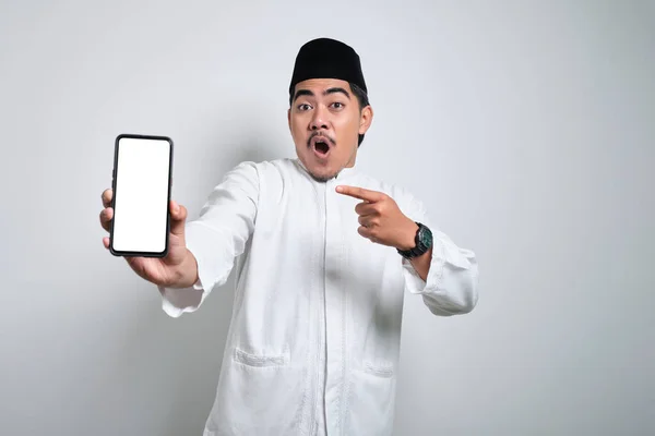 Förvånad Ung Asiatisk Muslim Man Peka Finger Tom Vit Display — Stockfoto