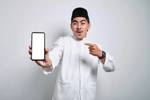 Förvånad Ung Asiatisk Muslim Man Peka Finger Tom Vit Display — Stockfoto