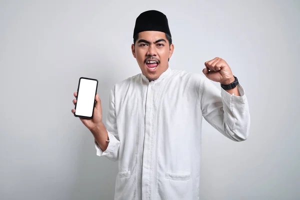 Podekscytowany Młody Azjatycki Muzułmanin Pokazuje Ekran Telefonu Komórkowego Świętuje Sukces — Zdjęcie stockowe