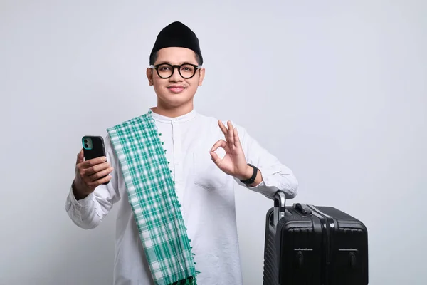 Smiling Young Asian Muslim Man White Prayer Clothes Standing Isolated — Stok Foto
