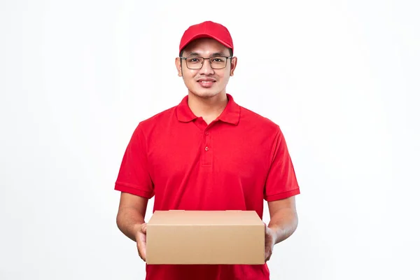 Amigável Asiático Entrega Cara Vestindo Vermelho Camisa Boné Com Caixa — Fotografia de Stock