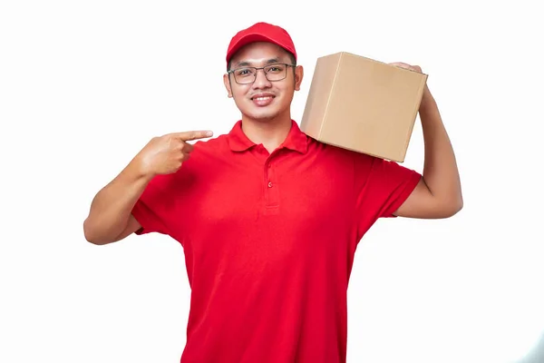 Amigável Asiático Mensageiro Vestindo Camisa Vermelha Tampa Segurando Caixa Ombro — Fotografia de Stock