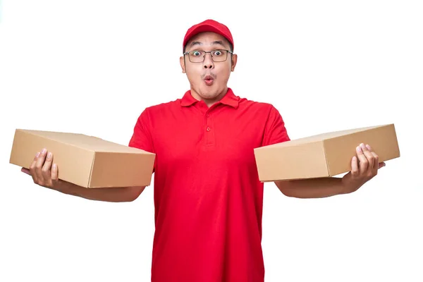 Surpreendido Asiático Mensageiro Homem Vestindo Vermelho Uniforme Sobre Branco Fundo — Fotografia de Stock
