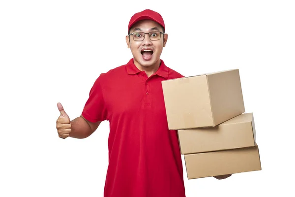 Sympathique Asiatique Messager Livraison Homme Portant Chemise Rouge Chapeau Montrant — Photo