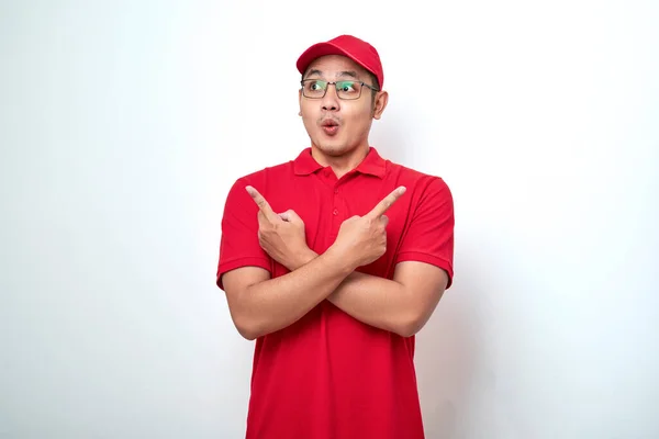 Confuso Asiático Mensajero Hombre Rojo Uniforme Gorra Camiseta Apuntando Lado — Foto de Stock