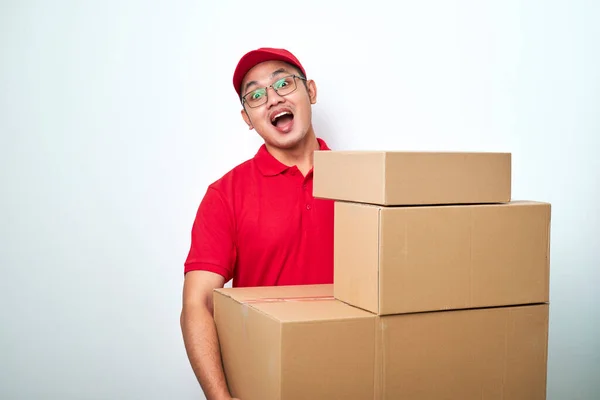Kırmızı Kurye Üniformalı Mutlu Asyalı Teslimatçı Müşteri Siparişleriyle Kutuların Arkasına — Stok fotoğraf