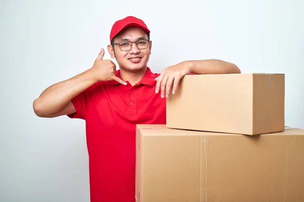 Ásia Mensageiro Homem Vermelho Uniforme Trabalho Como Dealer Courier Fazendo — Fotografia de Stock