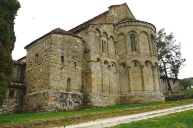 İtalya 'nın Toskana, Romena kentindeki San Pietro kilisesinin dışında.