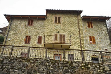 İtalya 'nın antik ortaçağ köyü Raggiolo, Toskana' daki taş sarayı.