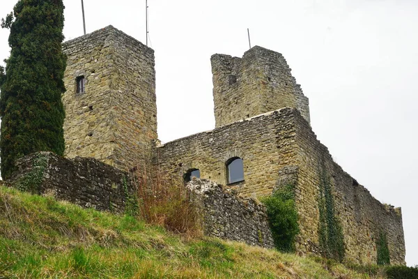 Замок Ромена Муниципалитете Пратовеккьо Тоскана Италия — стоковое фото