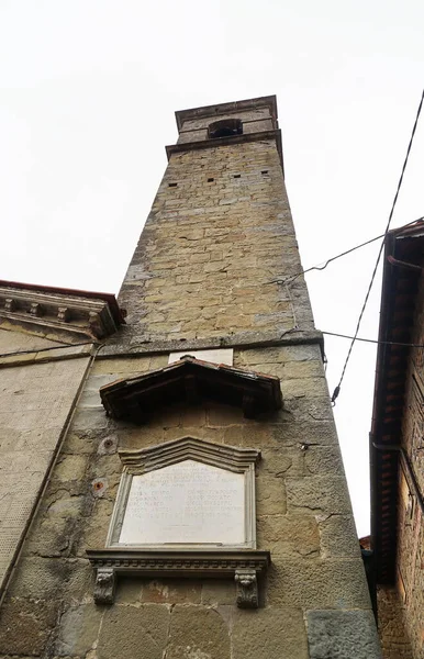 イタリア トスカーナ州ケータ ポッピの古代の村のサン ジョバンニ バッティスタ教会の鐘楼 — ストック写真