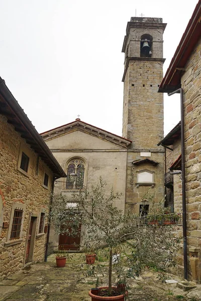 Kerk Van San Giovanni Battista Het Oude Dorp Quota Poppi — Stockfoto