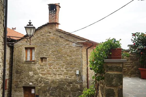 イタリア トスカーナ州クオタ ポッピ Quota Poppi の古代村を垣間見る — ストック写真