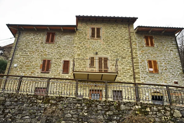 Kamienny Pałac Starożytnej Średniowiecznej Wiosce Raggiolo Toskania Włochy — Zdjęcie stockowe