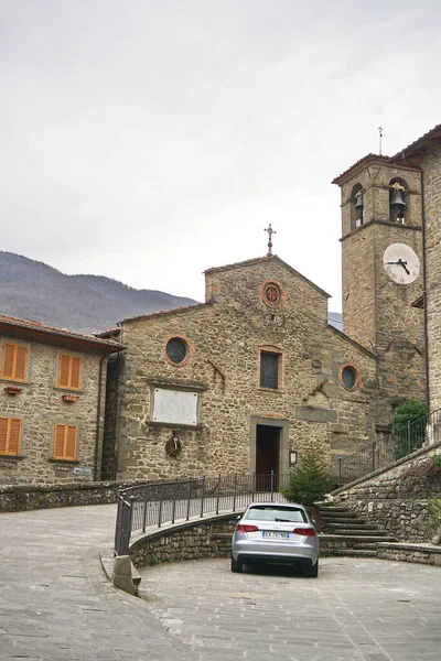 Iglesia San Michele Antiguo Pueblo Medieval Raggiolo Toscana Italia — Foto de Stock