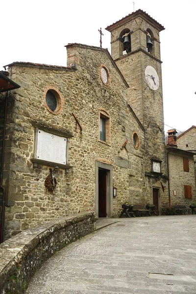 Iglesia San Michele Antiguo Pueblo Medieval Raggiolo Toscana Italia — Foto de Stock