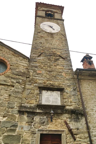 Klocktorn Kyrkan San Michele Den Antika Medeltida Byn Raggiolo Toscana — Stockfoto