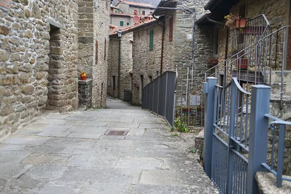 イタリア トスカーナ州ラジョロの古代中世の村の垣間見る — ストック写真