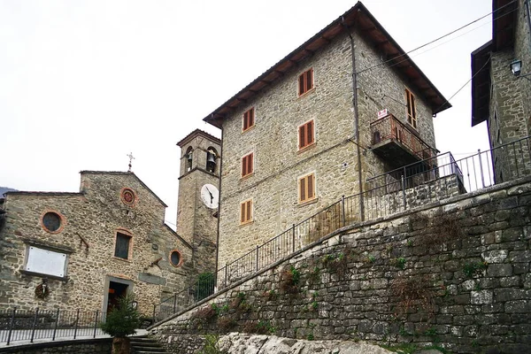 Kerk Van San Michele Het Oude Middeleeuwse Dorpje Raggiolo Toscane — Stockfoto