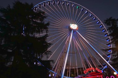 Geceleri Fortezza da Basso, Toskana, İtalya 'da dönme dolap.