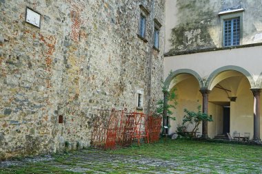 Fosdinovo, Tuscany, İtalya 'daki Malaspina şatosunun avlusu