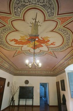 Fosdinovo, Toskana, İtalya 'daki Malaspina şatosunun giriş salonu.