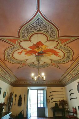 Fosdinovo, Toskana, İtalya 'daki Malaspina şatosunun giriş salonu.