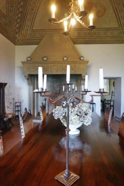 Fosdinovo 'daki Malaspina kalesinde şömineli bir oda.,