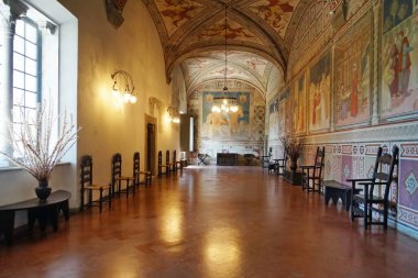 Fosdinovo, Tuscany, İtalya 'daki Malaspina kalesinde büyük bir salon.