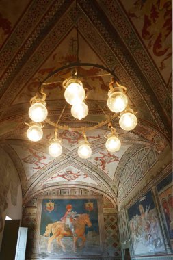 Fosdinovo, Tuscany, İtalya 'daki Malaspina kalesinde büyük bir salon.