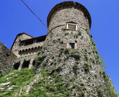 Fosdinovo, Tuscany, İtalya 'daki Malaspina şatosunun yuvarlak kulesi