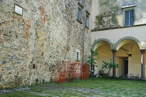 Fosdinovo, Tuscany, İtalya 'daki Malaspina şatosunun avlusu