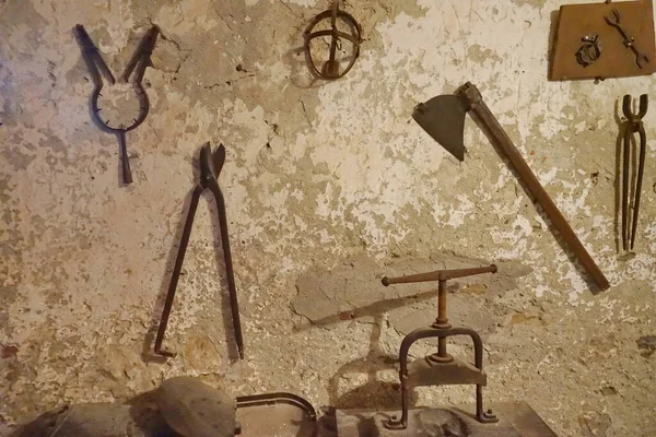 Prison Cell Torture Instruments Malaspina Castle Fosdinovo Tuscany Italy Imágenes de stock libres de derechos