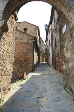 İtalya 'nın antik Chiusdino köyünde bir sokak.