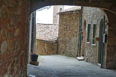 İtalya 'nın antik Chiusdino köyünde bir sokak.