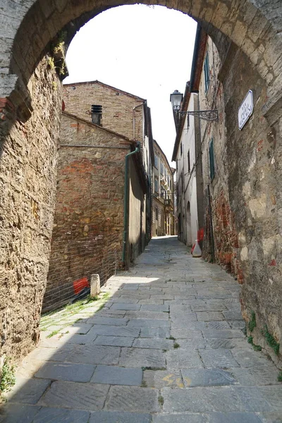 Aleja Starożytnej Miejscowości Chiusdino Toskania Włochy — Zdjęcie stockowe