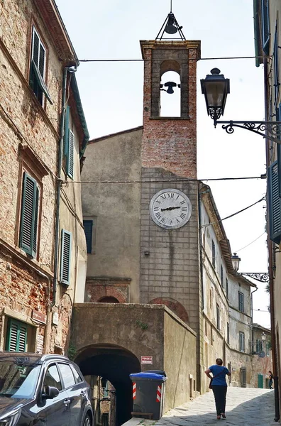 Kloktoren Het Historische Centrum Van Het Oude Dorp Chiusdino Toscane — Stockfoto