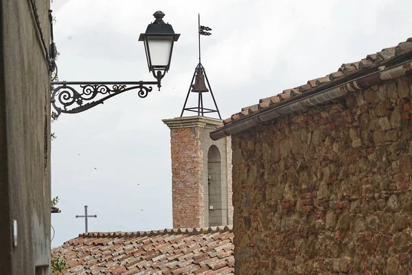 イタリア トスカーナ州チウスディーノの古代村の歴史的中心部にある鐘楼 — ストック写真