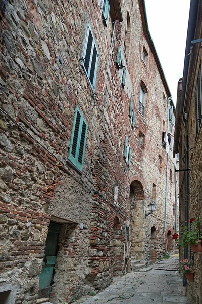 이탈리아 투스카니의 디노라는 마을에 — 스톡 사진